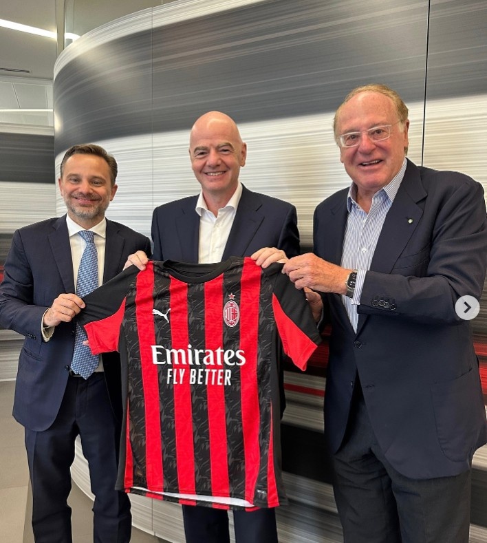 海星直播-国际足联主席因凡蒂诺造访米兰总部，并与米兰高层合影
