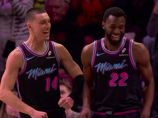 海星体育-风卷残云！维金斯速推反击 起飞暴扣打进加罚率队扩大优势