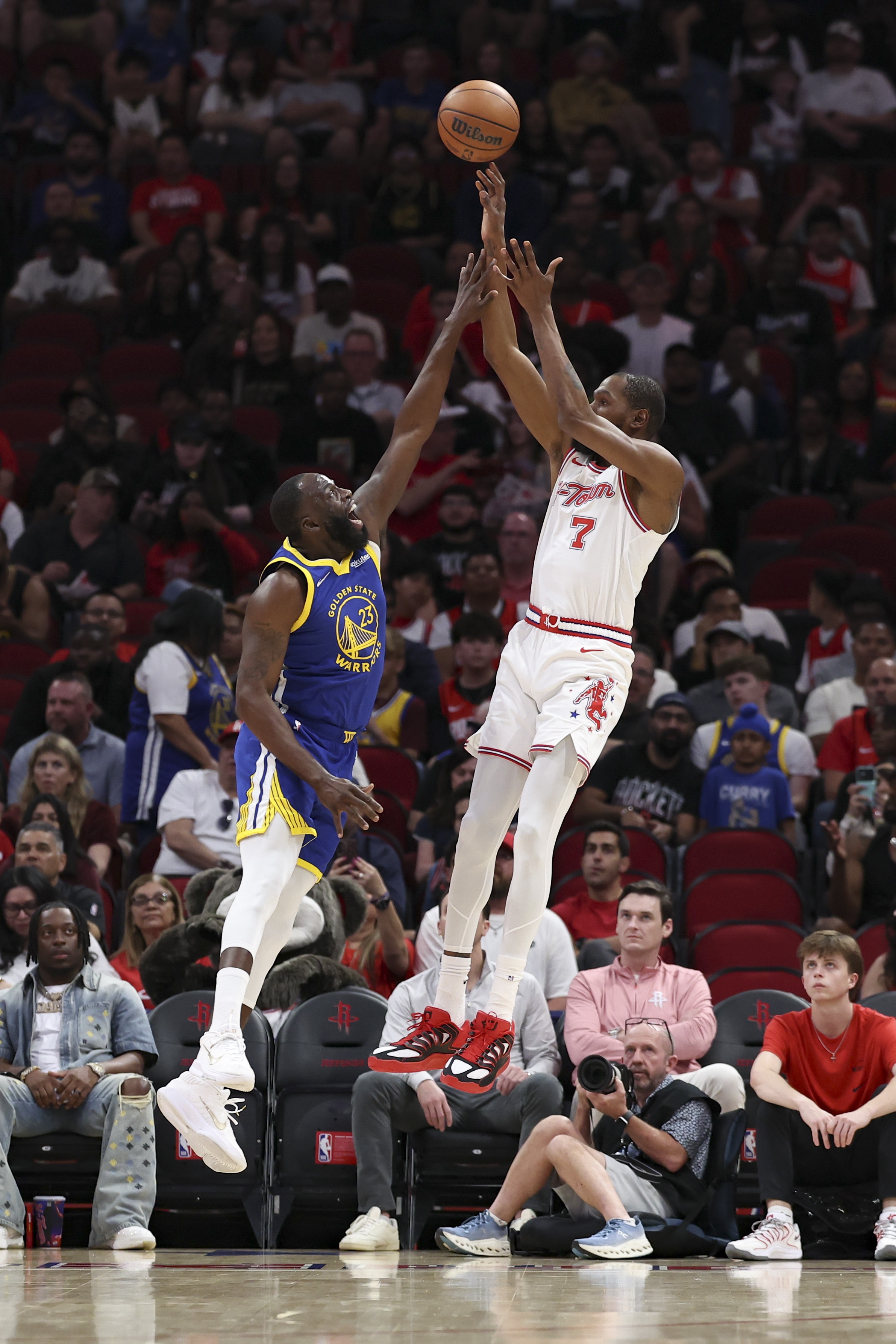 海星体育官网-哭笑不得！勇士近8战苦吞7败！唯一赢下的是火箭……